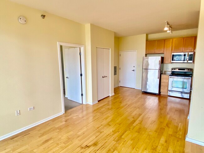 Building Photo - 1 E 8th St