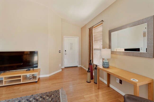 Building Photo - Gorgeous fully furnished home in Gilbert w...