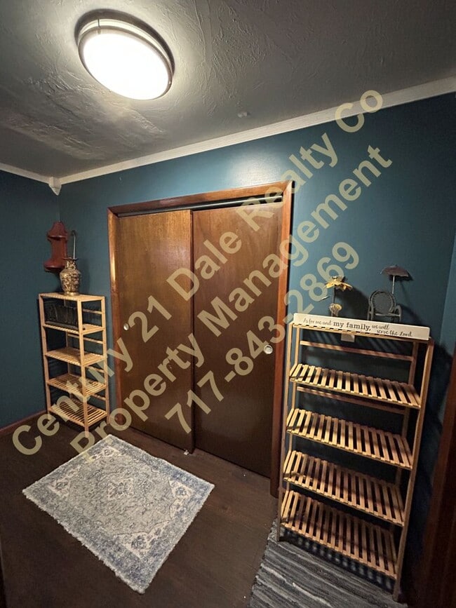 Building Photo - Large 3 Bedroom, 2 Bath Pet friendly home with off street parking and a 600sqft detached garage