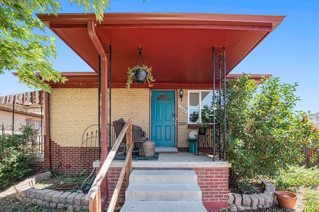 Primary Photo - Updated 2 Bed | 1.5 Bath Upper Duplex Near...