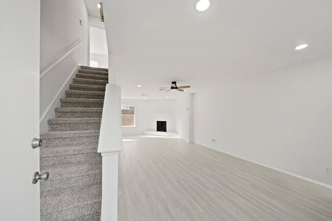 Building Photo - "Charming 3-Bed Townhouse Oasis with 2.5 Baths in Houston – 1512 Sq Ft of Comfort & Style!"