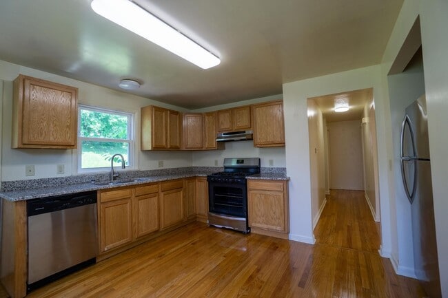 Building Photo - Bright 1st Floor Flat With Garage and Back...
