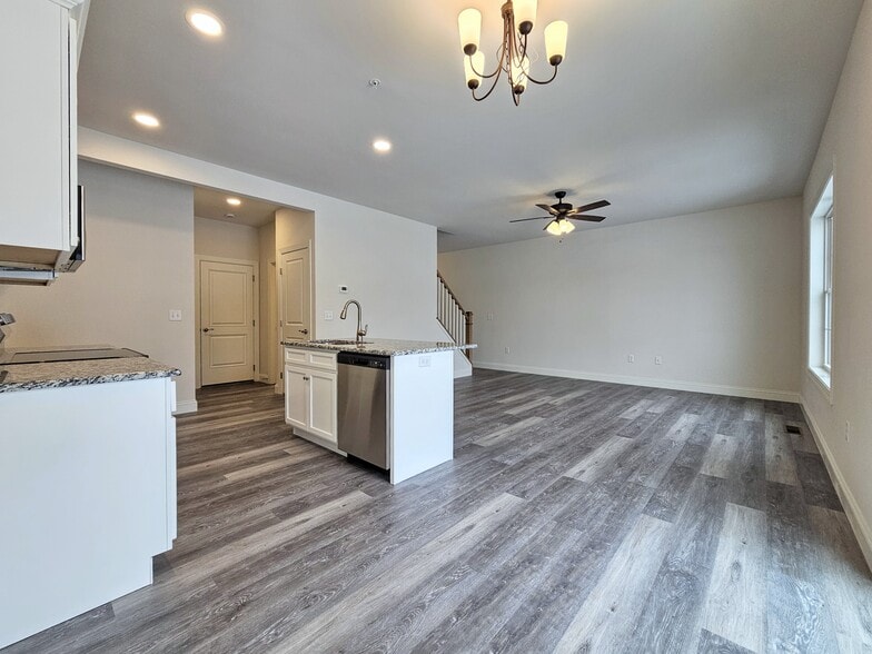 Building Photo - 121 Magnolia Dr