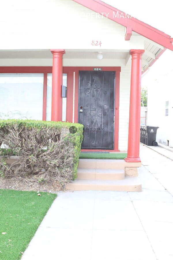 Building Photo - 824 N Ridgewood Pl
