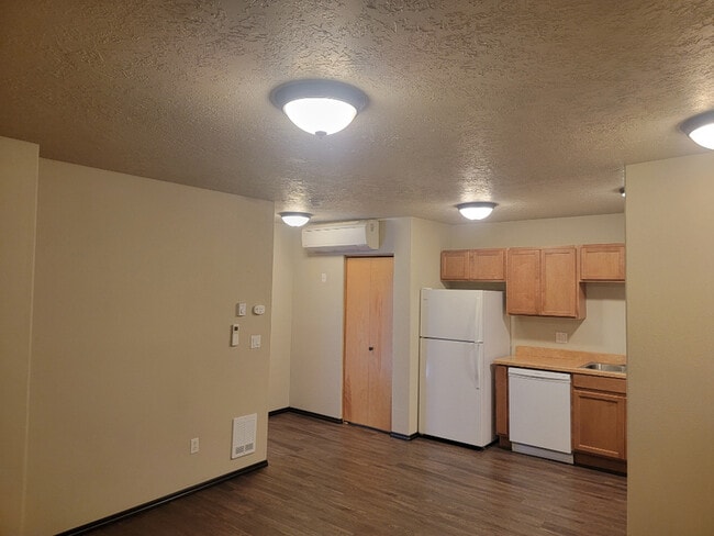 Building Photo - 502 SW Evergreen Ave