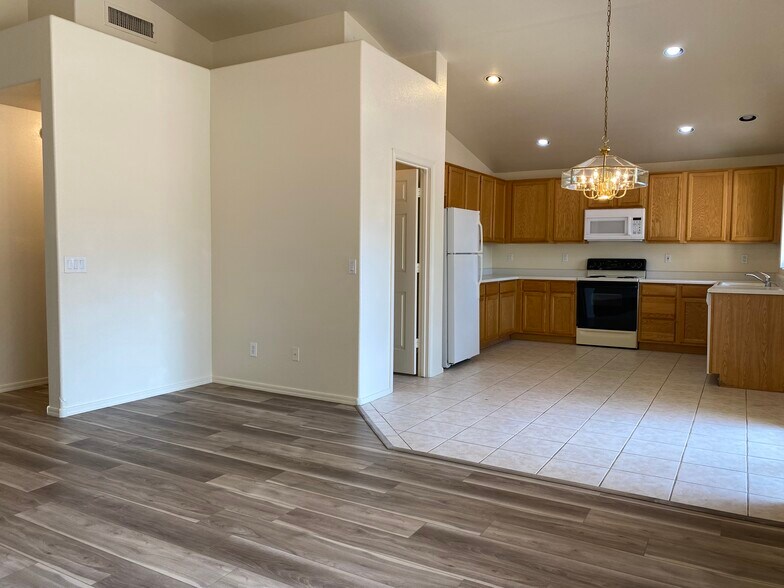 Building Photo - 763 W Canary Way