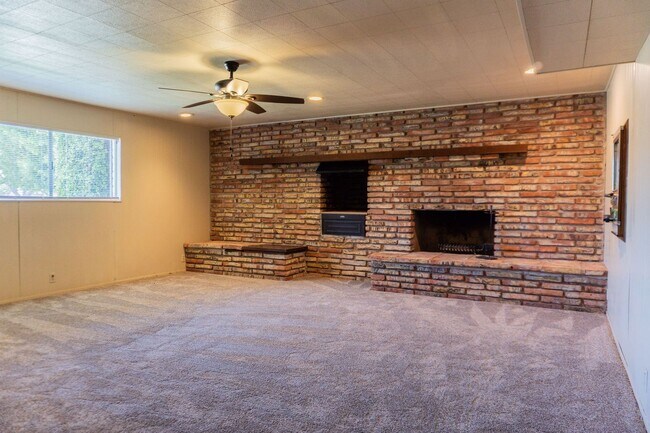 Building Photo - Spacious 3-Bedroom, 4-Bath Vintage Home wi...