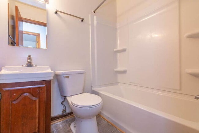 Building Photo - 2BR/1BA near Campus