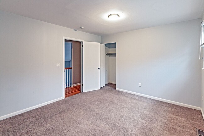 Building Photo - Hyde Park! 3 bedroom, 2.5 bathroom single family home