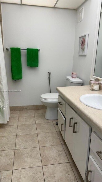 Building Photo - 140 Lakeview Dr