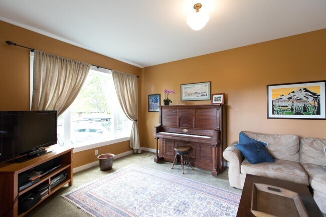 Family Room - 737 Cherryview Ln