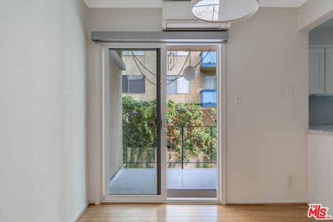 Building Photo - 2030 N Vermont Ave