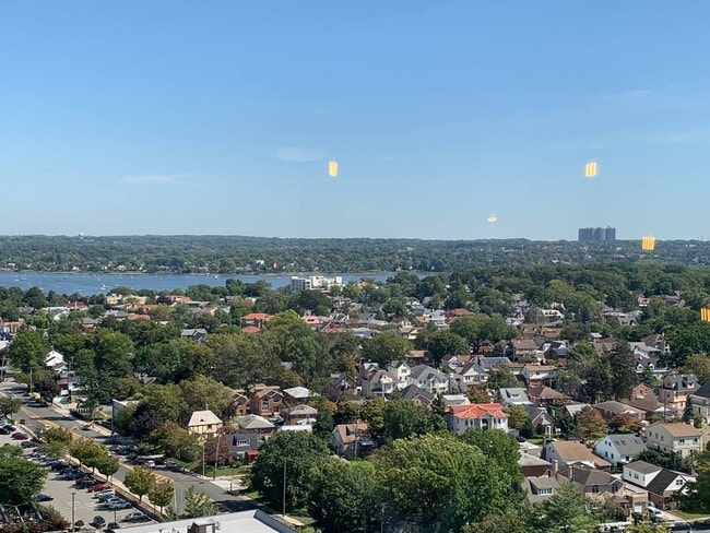 Building Photo - One Bay Club Dr