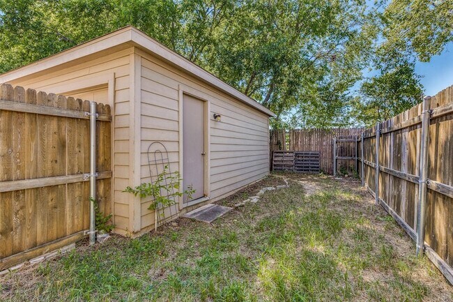 Building Photo - 10721 Traymore Dr