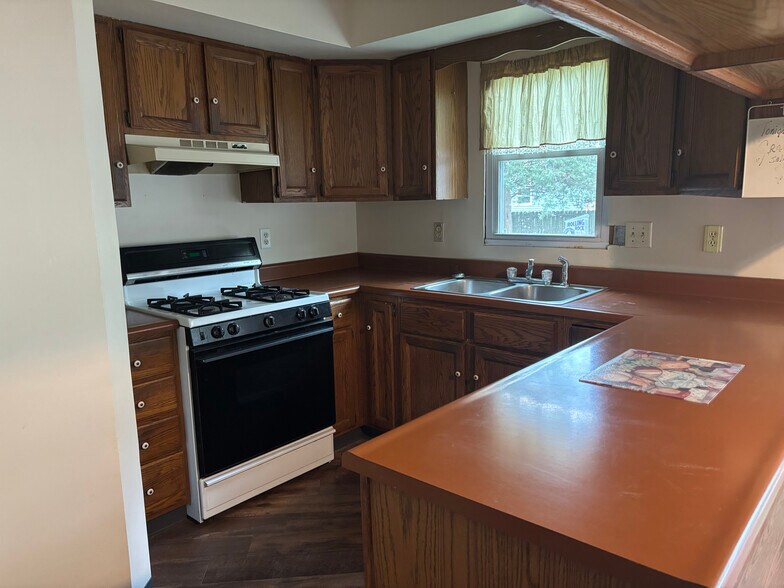 Building Photo - 2417 E Green St