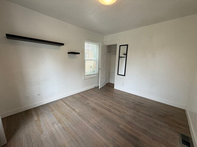 Building Photo - 909 Crandall Ave S