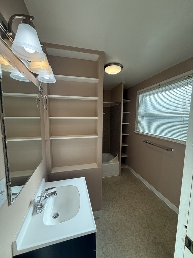 Building Photo - Discover Urban Living at Its Best: Spacious 2-Bedroom Retreat in the Heart of Portland!