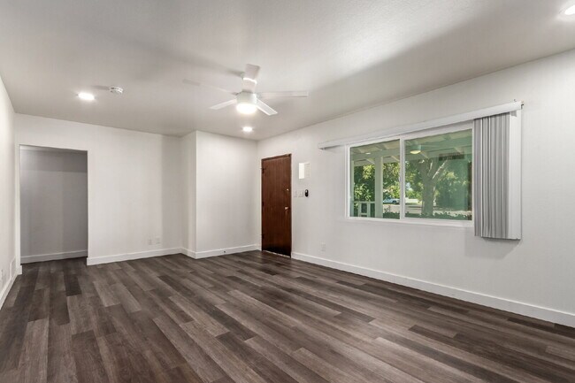 Building Photo - Beautifully updated 4 bed 2 bath Single Fa...