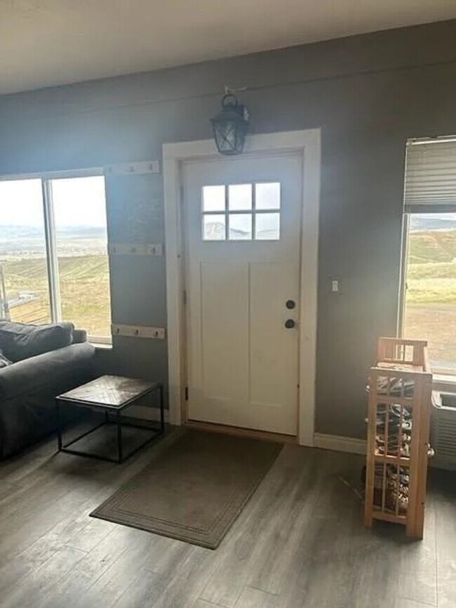 Building Photo - Beautiful country living!