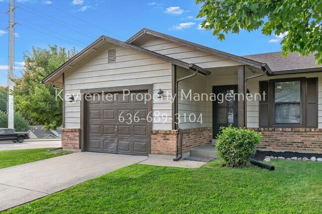 Building Photo - 357 Della Dr