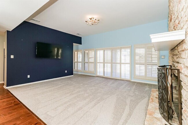 Building Photo - 208 Crescent Bluff