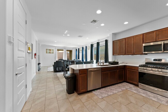 Building Photo - 1645 W la Mirada Dr