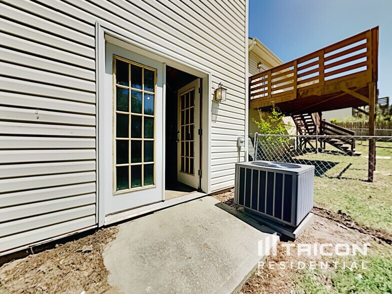 Building Photo - 712 Kings Ct