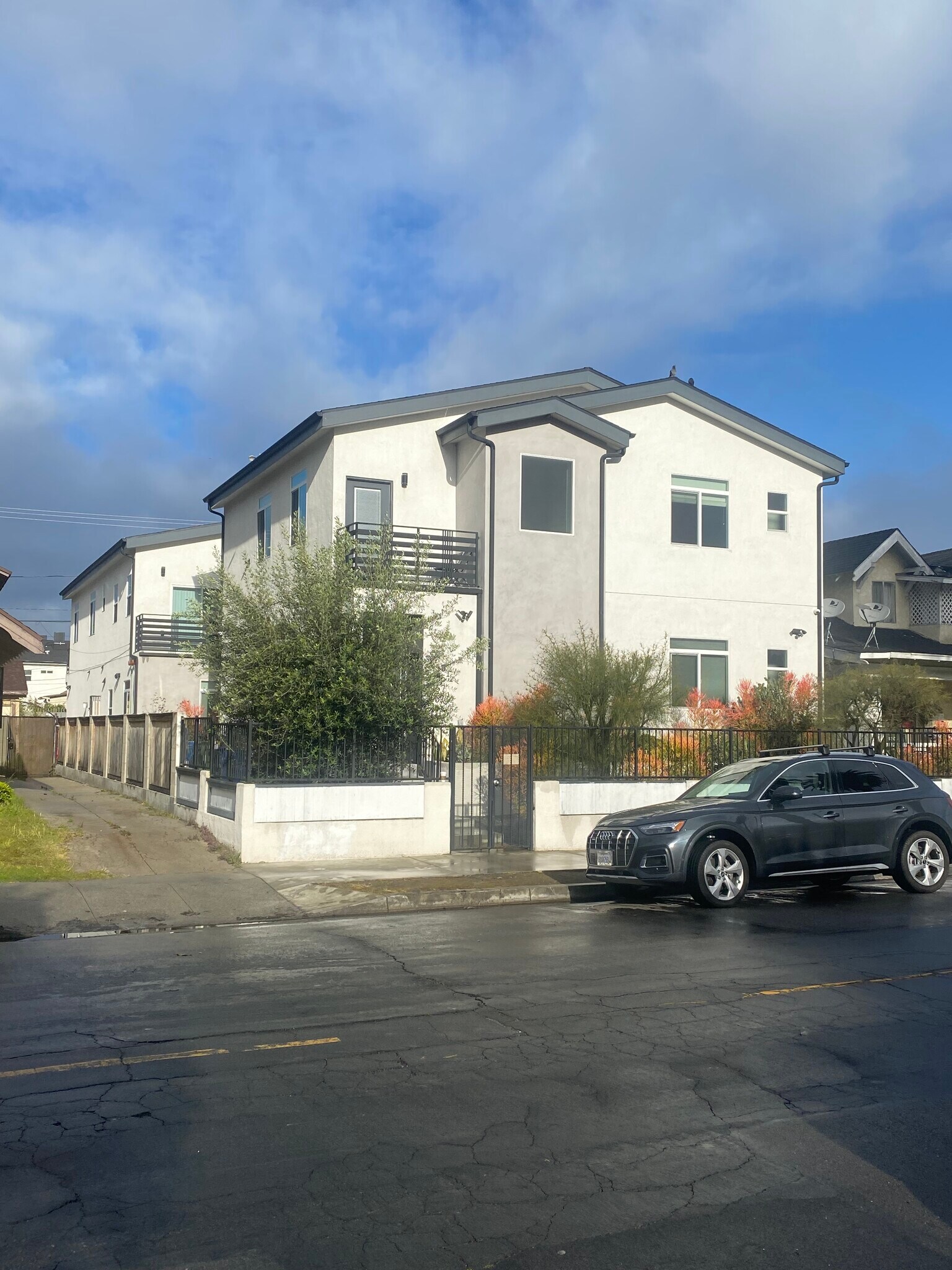 Building Photo - 3955 S Budlong Ave