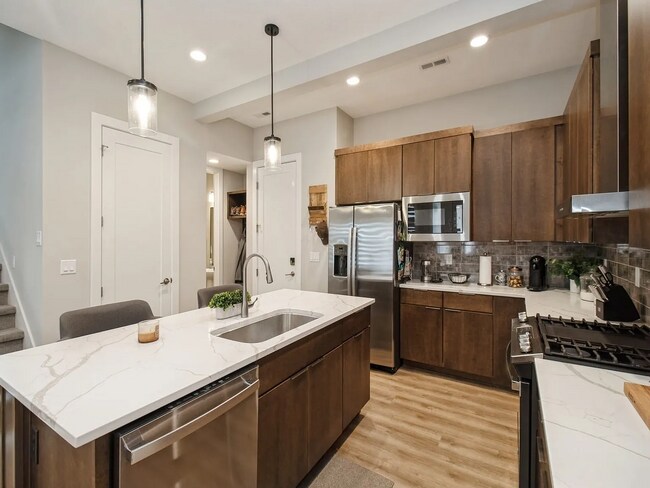 Building Photo - Luxurious 3-Bedroom, 2-Bathroom Townhouse – Des Moines