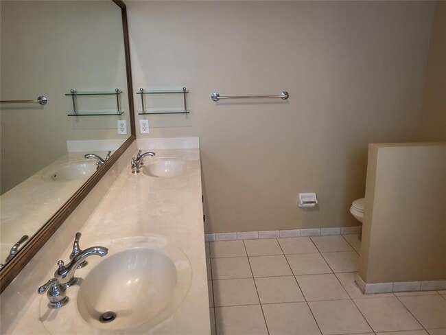 Building Photo - 3331 Lakeside Dr
