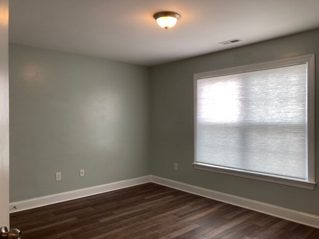 Building Photo - Immaculate 5 Bedrooms, 3.5 Bath Home Located Minutes from Shopping- Easy Commute to Sanford, Ft. ...