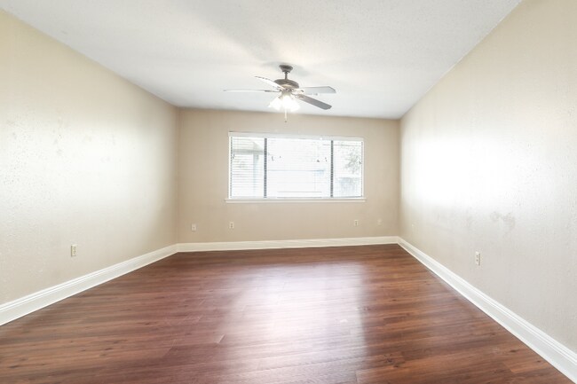 Building Photo - 404 W Lake Catahoula Ct