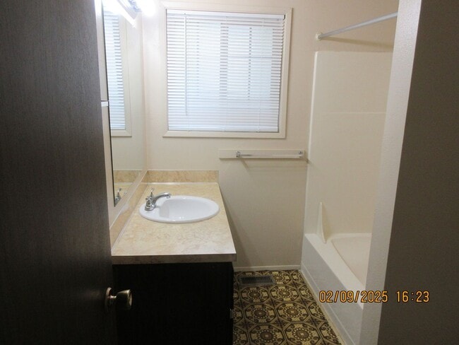 Building Photo - Updated, spacious one bedroom