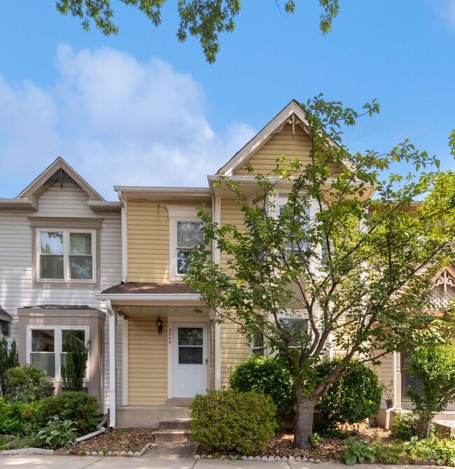 Building Photo - Spacious 3br Townhome with Deck& Patio. Re...