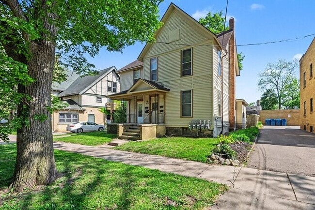 Building Photo - Charming 1-Bed/1-Bath Apartment – Newly Renovated!