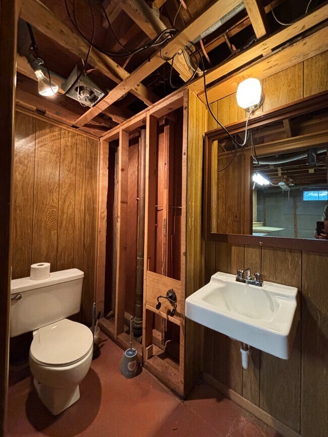 Building Photo - 1951 Elmwood Dr E