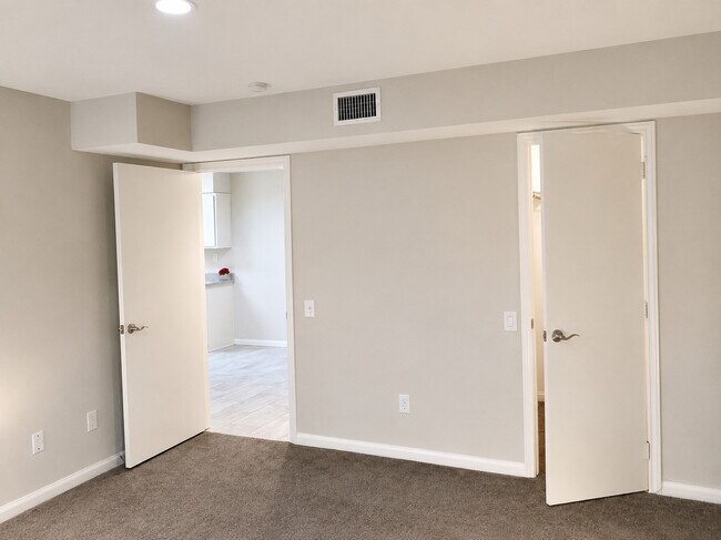Building Photo - 1860 White Oak Dr