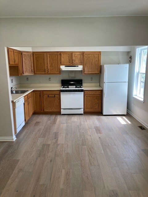 Kitchen - 136 Highland Ave
