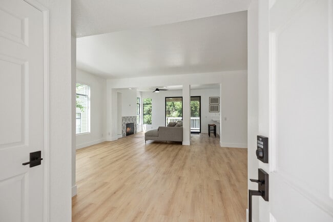 Building Photo - 31 Oak Knolls