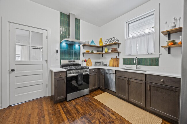 Building Photo - 2148 W Belle Plaine Ave