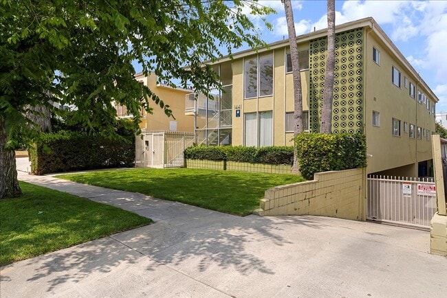 Building Photo - 1441 S Hayworth Ave