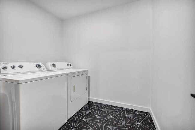 Building Photo - 10601 Walnut Bend Dr