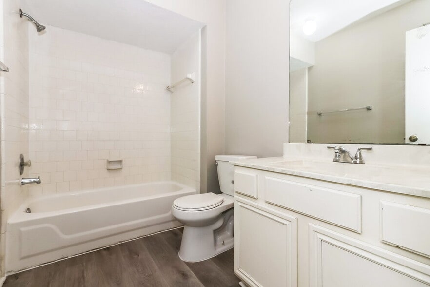 Building Photo - 4635 Linden Pl