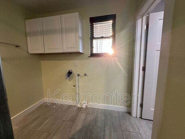 Building Photo - 303 Highstone Ln