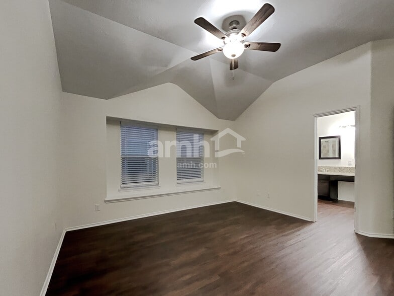 Building Photo - 2550 Riverway Dr