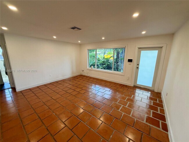 Building Photo - 9340 Jamaica Dr