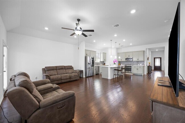 Building Photo - 303 Eagle Ford Dr