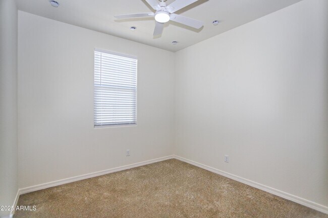 Building Photo - 935 W Finch Dr
