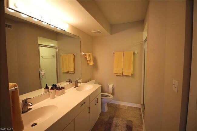 Building Photo - 273 Robin Hood Cir