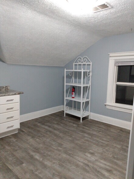 Building Photo - 4413 Floral Ave